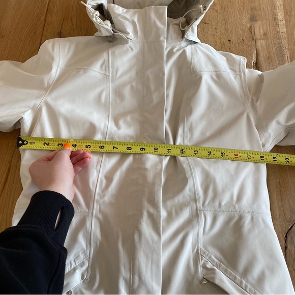 The North Face Off White Convertible 3-in-1 Jacket - Picture 10 of 13